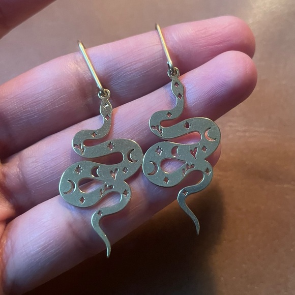 Brass cutout snake earrings - Picture 4 of 7